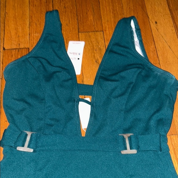 Cupshe green One Piece Swimsuit with Textured Fabric and V-Neckline - Picture 2 of 8